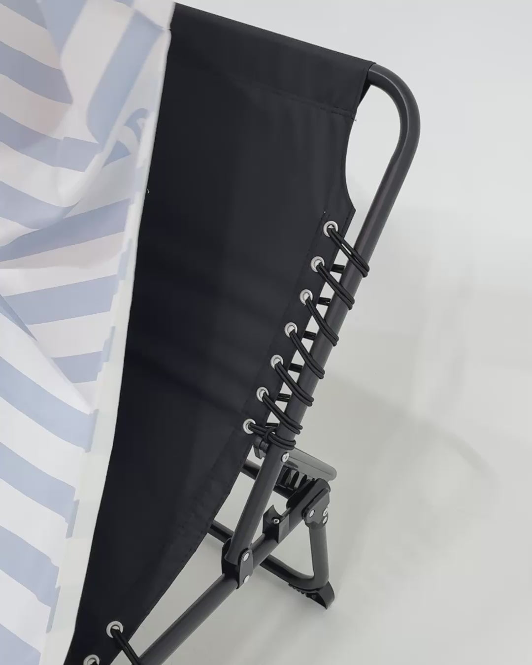 Indlæs video: Cover til solseng - Stribet Grå